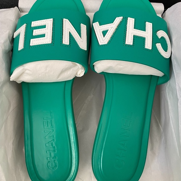 2023 CHANEL CHA NEL LOGO GREEN LEATHER FLAT SHOES SLIDES MULES 38 - Picture 2 of 15